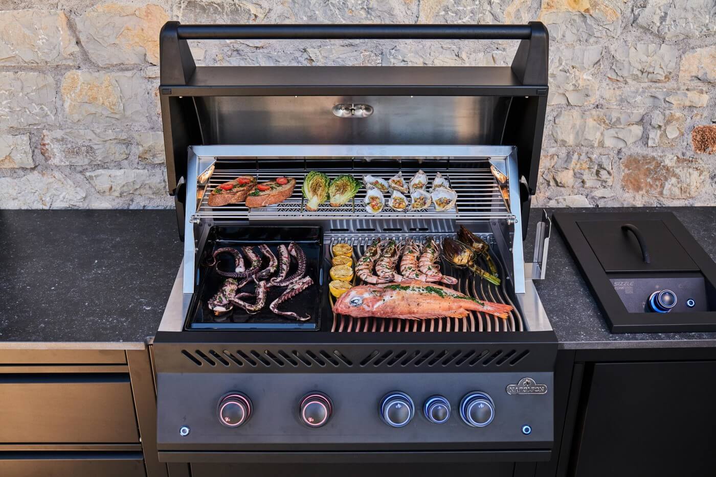 Napoleon - OASIS® 106 Outdoor-Küche, 32-Zoll-Einbaugrill der 700er-Serie